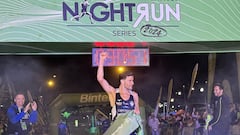 Fran Cabrera entrando a meta en la primera parada del circuito nacional de running Binter Night Run Series.