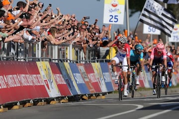 Mathieu van der Poel ganó la primera gran clásica de su palmarés en la Amstel Gold Race 2019, y de qué manera. Tras la sucesión de escaramuzas que caracteriza a esta carrera, el triunfo parecía cosa de dos en la recta final: Alaphilippe y Fuglsang. Antes de ese momento, cuando faltaban poco más de 6 km para meta, todo parecía perdido para el neerlandés, ya que perdía algo más de un minuto con la cabeza de carrera. No fue así. En una de las mayores muestras de potencia jamás vistas (según datos oficiales llegó a alcanzar picos de 1.400 vatios), Van der Poel inició una remontada increíble con todo un numeroso grupo de corredores enganchados a su rueda. Sin recibir ningún relevo, el nieto de Poulidor fue capaz de atrapar a Alaphilippe y Fuglsang a 500 metros del final y esprintar para subir a lo más alto del podio.