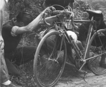 Victor Fontan, se lo llevó al Tour como reemplazante (caso único en la historia). Durante el Tour de Francia de 1928, en la penúltima etapa rompió la bici y acabó con una de paseo prestada. Sin comer, ni lavarse, el director le hizo volver a por la máquina. Regresó una hora antes de la salida del último día.