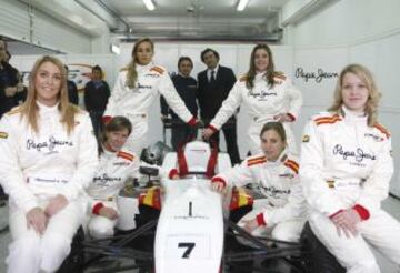 Escuder¨ªa Adri¨¢n Campos de F¨®rmula 3. De izquierda a derecha: Alessandra Neri, Maria de Villota, Carmen Jord¨¢, Adri¨¢n Campos, Alejandro Agag, Natacha Gachnang, Simona de Silvestro y Lucie Panackova.