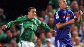 <B>COJEANDO.</B> Zidane se retiró del encuentro ranqueante, aunque antes tuvo tiempo para generar el gol francés que consiguió Henry.