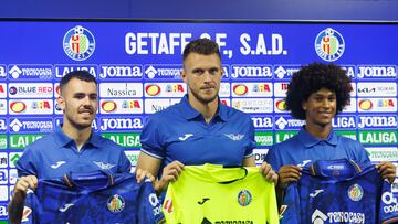 GETAFE (MADRID), 20/08/2024.- De izda. a dcha. Los nuevos jugadores del Getafe Alex Sola, Jiri Letacek y Peter Federico durante su presentación en el estadio Colisseum en Getafe, este martes.EFE/Sergio Pérez