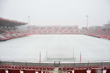 La nieve tiñe de blanco los estadios del fútbol español