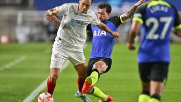 Tottenham Hotspur's Pierre-Emile Hojbjerg (C) competes for the ball with Sevilla's Ocampos (L) during the football match between Tottenham Hotspur and Sevilla at Suwon World Cup Stadium in Suwon on July 16, 2022. (Photo by Jung Yeon-je / AFP) (Photo by JUNG YEON-JE/AFP via Getty Images)