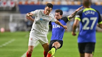 Tottenham Hotspur's Pierre-Emile Hojbjerg (C) competes for the ball with Sevilla's Ocampos (L) during the football match between Tottenham Hotspur and Sevilla at Suwon World Cup Stadium in Suwon on July 16, 2022. (Photo by Jung Yeon-je / AFP) (Photo by JUNG YEON-JE/AFP via Getty Images)