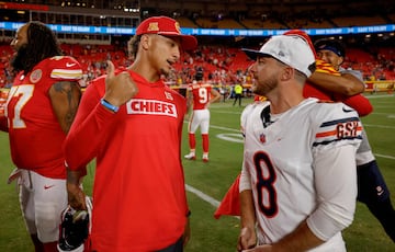 Patrick Mahomes platica con Cairo Santos, el primer jugador nacido en Brasil en la NFL. 