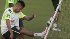 Neymar pulls up in training with Brazil, gets sent for tests