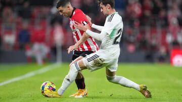 BILBAO, SPAIN - JANUARY 09: Oscar de Marcos of Athletic Club is challenged by Manu Sanchez of CA Osasuna during the LaLiga Santander match between Athletic Club and CA Osasuna at San Mames Stadium on January 09, 2023 in Bilbao, Spain. (Photo by Juan Manuel Serrano Arce/Getty Images)