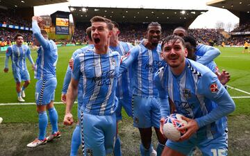 Los jugadores del Coventry City celebran uno de los goles anotados en la eliminatoria de FA Cup ante el Wolverhampton.