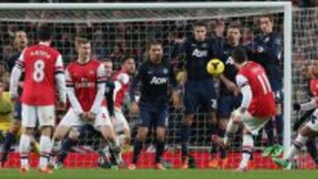 Özil lanza un golpe franco contra la portería del United.