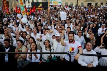 En Cartagena, Bogotá y varias ciudades del país se vivió un día de paz. La firma de los Acuerdos emocionó a los colombianos.