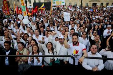 En Cartagena, Bogotá y varias ciudades del país se vivió un día de paz. La firma de los Acuerdos emocionó a los colombianos.