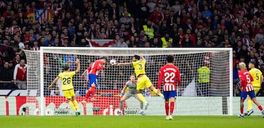 Álvaro Morata remata de cabeza un envío desde la derecha de Marcos Llorente. El balón sale demasiado cruzado rozando el palo izquierdo de la portería de Filip Jorgensen.