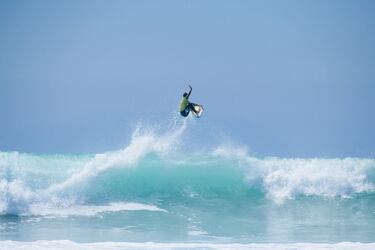 Gabriel Medina y Carissa Moore, tri y pentacampeones del mundo