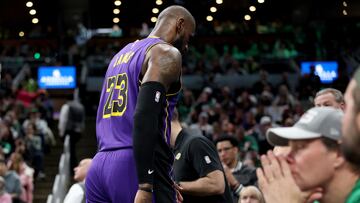 LeBron James, alero de Los Angeles Lakers, se retira lesionado de TD Garden de Boston frente a los Celtics por una lesión en la ingle.