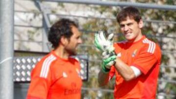 COMPETENCIA. Casillas y Diego López, ayer en Valdebebas.