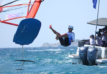 El israelí Tom Reuveny celebra su triunfo en windsurf lanzándose de espaldas al mar que baña la costa de Marsella.