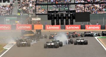El piloto de Alfa Romeo nacido en Shangh¨¢i, Guanyu Zhou, ha rodado boca abajo a gran velocidad tras un accidente en la salida del Gran Premio de Gran Breta?a con Gasly y George Russell. Gracias halo, un sistema de seguridad que protege la cabina del piloto, el piloto asi¨¢tico ha salido ileso.