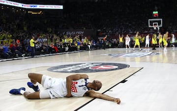 Golpe de Anthony Randolph.