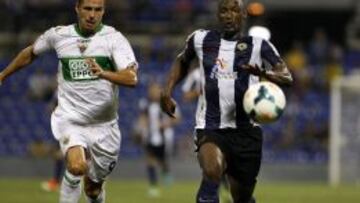 Manu del Moral y Pamarot pelean por un balón.