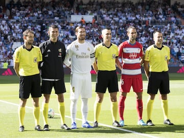 Jaime Latre junto a los capitanes de ambos equipos. 