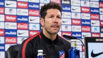 GRAF1806. MAJADAHONDA, 01/12/2017.- El entrenador del Atlético de Madrid Diego Simeone, durante la rueda de prensa posterior al entrenamiento realizado hoy en la Ciudad Deportiva Wanda, en Majadahonda, donde el equipo prepara el partido de la 14ª jornada de Liga de Primera División que disputan mañana ante la Real Sociedad en el Wanda Metropolitano. EFE/Rodrigo Jiménez