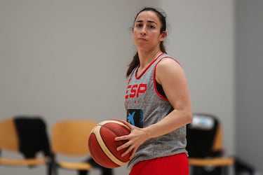 “El termómetro del equipo. La capitana y la experiencia. Ha estado en mil batallas y tiene una gran capacidad de liderazgo. Un ejemplo de humildad, trabajo y constancia. Tiene un conocimiento del juego muy por encima de muchas jugadoras”.