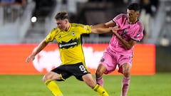 FORT LAUDERDALE, FLORIDA - JUNE 19: Aidan Morris #8 of Columbus Crew dribbles the ball against Sergio Busquets #5 of Inter Miami during the second half at DRV PNK Stadium on June 19, 2024 in Fort Lauderdale, Florida.   Rich Storry/Getty Images/AFP (Photo by Rich Storry / GETTY IMAGES NORTH AMERICA / Getty Images via AFP)