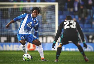 Carlos Sánchez, 32 años, actualmente juega en el Espanyol y es clave en la Selección. También pasó por el fútbol italiano, inglés, francés y uruguayo, donde comenzó su carrera como profesional.