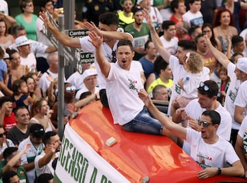 Los jugadores del Elche celebraron con la ciudad su vuelta a la categoría de plata.