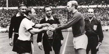 El ‘gol fantasma de Wembley’ es de las marcaciones arbitrales más polémicas de la historia. La final del Mundial Inglaterra 66 entre los locales y Alemania Federal se fue a tiempos extra por la paridad 2-2 después de los 90 minutos. El atacante inglés, Geoff Hurst, disparó al arco al 101’, su balón pegó en el travesaño, botó en la línea de gol y el central, Gottfried Dienst, dudó en marcar gol. Sin embargo, el juez de línea, Tofik Bakhramov, señaló que sí había entrado y el juez principal dio por bueno aquel 3-2. Inglaterra decretó el campeonato por 4-2 al 120’, pero aquel tanto fue el golpe anímico para su primera, y hasta el momento única, Copa Mundial.