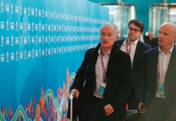 Didier Deschamps, seleccionador de Francia, llegando al Centro de Convenciones de Dublín donde se ha celebrado el sorteo clasificatoria de la Euro 2020. 