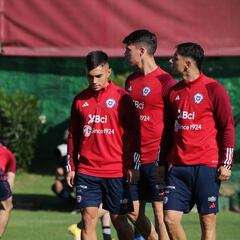 Una figura se acerca a la U