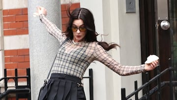 Anne Hathaway se vuelve viral tras protagonizar una aparatosa caída durante el rodaje de ‘The Devil Wears Prada’. Así se vivió el icónico momento.