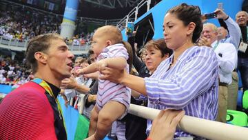 KNO196. Rio De Janeiro (Brazil), 09/08/2016.- Michael Phelps of USA (L) with his fiancee Nicole Johnson (R) and their son Boomer (C) during the round of honour after the medal ceremony for the men's 200m Butterfly final race of the Rio 2016 Olympic Games Swimming events at Olympic Aquatics Stadium at the Olympic Park in Rio de Janeiro, Brazil, 09 August 2016. (Brasil, Estados Unidos, Natación) EFE/EPA/MICHAEL KAPPELER