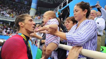 KNO196. Rio De Janeiro (Brazil), 09/08/2016.- Michael Phelps of USA (L) with his fiancee Nicole Johnson (R) and their son Boomer (C) during the round of honour after the medal ceremony for the men&#039;s 200m Butterfly final race of the Rio 2016 Olympic Games Swimming events at Olympic Aquatics Stadium at the Olympic Park in Rio de Janeiro, Brazil, 09 August 2016. (Brasil, Estados Unidos, Nataci&oacute;n) EFE/EPA/MICHAEL KAPPELER