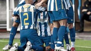 <b>UNA PIÑA. </b>Además de los buenos resultados en la Liga, el Deportivo posee uno de los vestuarios más unidos de Primera.