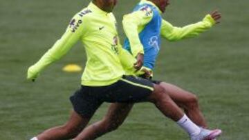 Casemiro y Danilo, en un lance de un entrenamiento de Brasil en la Granja Comary, donde preparan la Copa Am&eacute;rica.
 