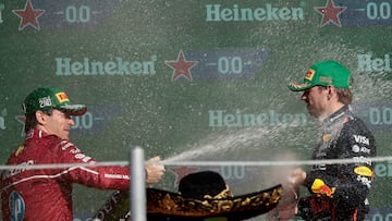 AMDEP7965. CIUDAD DE MÉXICO (MÉXICO), 26/10/2025.- El monegasco Charles Leclerc (i) de Ferrari y el neerlandes Max Verstappen de Red Bull Racing, celebrena tras obtener el segundo y tercer lugar respectivamente en el Gran Premio de México de la Fórmula Uno este domingo, en el Autódromo Hermanos Rodríguez en Ciudad de México (México). EFE/ José Méndez