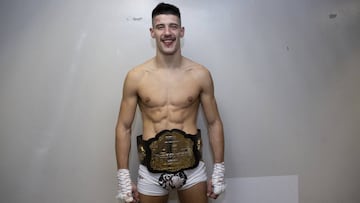 Joel Álvarez firma con UFC.