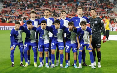 La camiseta está inspirada en los orígenes del Club Atlético de Madrid, fundado en 1903 bajo el nombre de Athletic Club, y en sus primeros años de identidad blanquiazul. Aquella etapa fundacional marcó el nacimiento de la entidad y quedó ligada a los primeros partidos en el Campo del Retiro, así como a los jugadores pioneros que construyeron la historia del club. 
