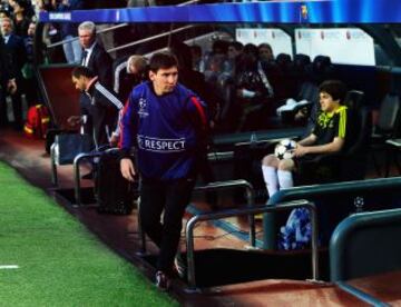 Leo Messi comienza el partido en el banquillo.