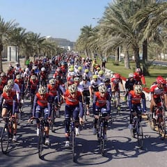 El Bahrain-Merida engancha a los aficionados de su país