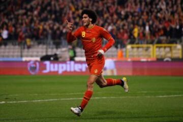 Marouane Fellaini de Bélgica celebra después anota el primer gol del juego durante el partido internacional amistoso entre Bélgica y Costa de Marfil en el estadio Rey Balduino 