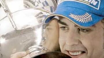 <b>EMOCIONADO. </b>Alonso con su trofeo de tercer clasificado en Interlagos, un puesto que le sirvió para proclamarse campeón del mundo.