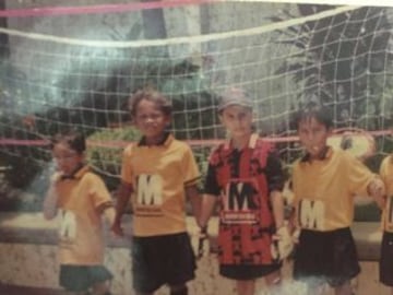 Carlos Bacca (segundo de izquierda a derecha) en uno de sus primeros equipos infantiles.