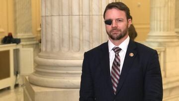 El representante, Dan Crenshaw, levant&oacute; su parche y mostr&oacute; su ojo de cristal de Capit&aacute;n Am&eacute;rica al actor que le da vida a este personaje de Los Anvengers