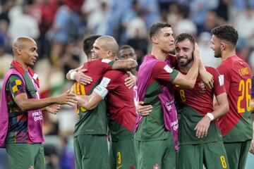 Cristiano Ronaldo celebrando con el resto de su equipo la clasificación a la siguiente ronda.