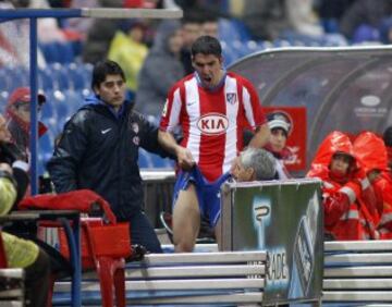 Reacción de Raúl García tras ser expulsado en el partido de Liga contra el Athletic Club en 2008.