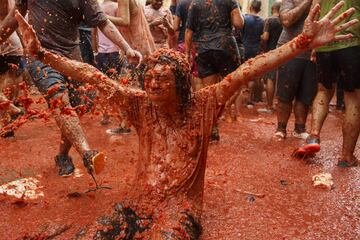 BUNOL, SPAIN - AUGUST 30: Revellers enjoy the atmosphere in tomato pulp while participating the annual Tomatina festival on August 30, 2017 in Bunol, Spain. An estimated 22,000 people threw 150 tons of ripe tomatoes in the world's biggest tomato fight held annually in this Spanish Mediterranean town. (Photo by Pablo Blazquez Dominguez/Getty Images)